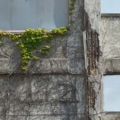 Betonschade ter hoogte van de kolommen. Betonschade ter hoogte van de kolommen.