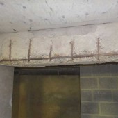 Impact van de betonschade ter hoogte van de balken, de betonschade werd vastgesteld in een oud fabrieksgebouw dat volledig werd gerenoveerd. Impact van de betonschade ter hoogte van de balken, de betonschade werd vastgesteld in een oud fabrieksgebouw dat volledig werd gerenoveerd.