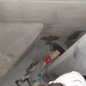 Hamer test tijdens de niet-destructieve inspectie Hamer test tijdens de niet-destructieve inspectie
