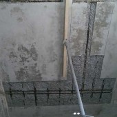 Voorbereiding van oppervlak voor het uitvoeren van een betonherstelling door het inslijpen onder veelhoeken.
