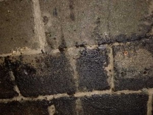 Foto 3 : Verwijderen van een oude teerlaag op de muren. Verwijderen van een oude teerlaag op de muren.