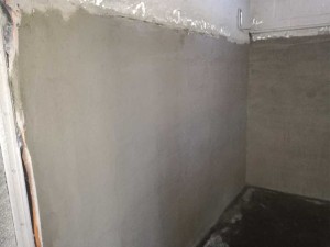 Foto 4 : Uit cementeren met waterdichte mortel. De muren werden uit gecementeerd met een waterdichte mortel.