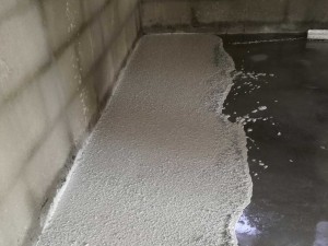 Foto 7 : Het gieten en trekken van de vloer. Het gieten en trekken van de vloer.