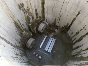 Foto 1: Technische schacht met lekkages Technische schacht met een diameter van 20m op een diepte van 35 meter, constructie diepwandfundering in soilmix.