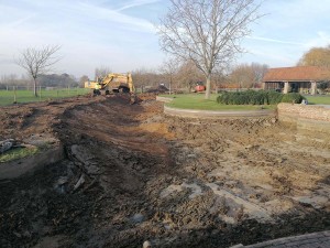Graven van kanaal en vijver met kraan Graven vijver met kraan