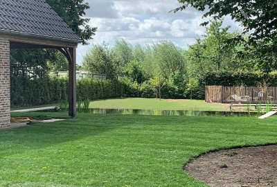 Afgewerkte zwemvijver verzonken in de tuin