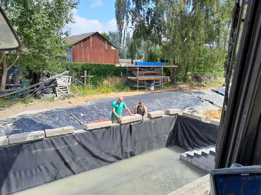 Granieten blokken leggen op de EPDM