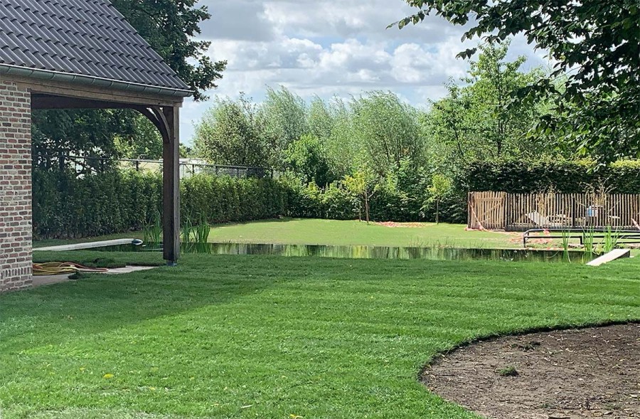 Afgewerkte zwemvijver verzonken in de tuin